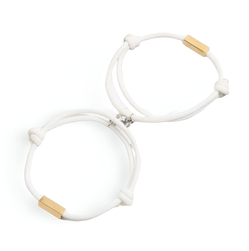 Duo de bracelets cordon blancs avec fermoirs en acier inoxydable doré, style minimaliste et élégant.