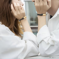 Duo de bracelets cordon noir avec plaque acier inoxydable gravée, style couple élégant.