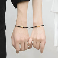 Duo de bracelets cordon noirs avec plaques en acier inoxydable gravées, style couple, modèle Jay.