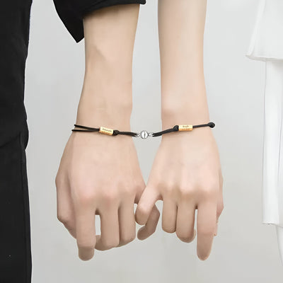 Duo de bracelets cordon noirs avec plaques en acier inoxydable gravées, style couple, modèle Jay.