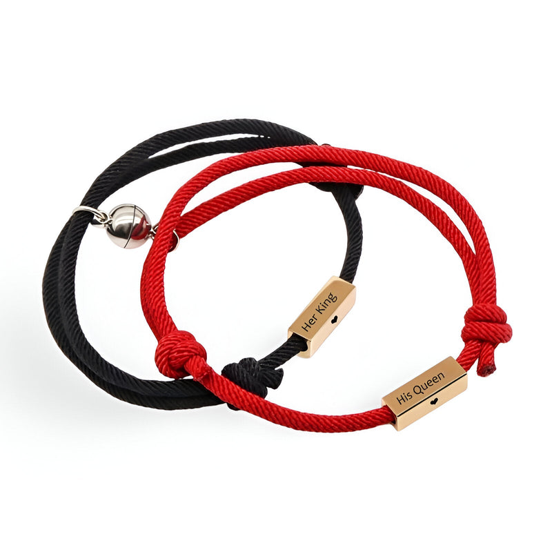 Duo de bracelets cordon rouge et noir en acier inoxydable avec plaques gravées personnalisées.