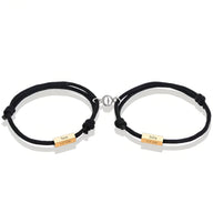 Duo de bracelets cordon noirs avec plaques en acier inoxydable gravées, fermoir en anneau.