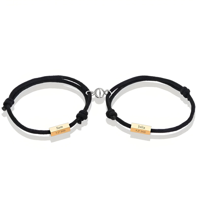 Duo de bracelets cordon noirs avec plaques en acier inoxydable gravées, fermoir en anneau.