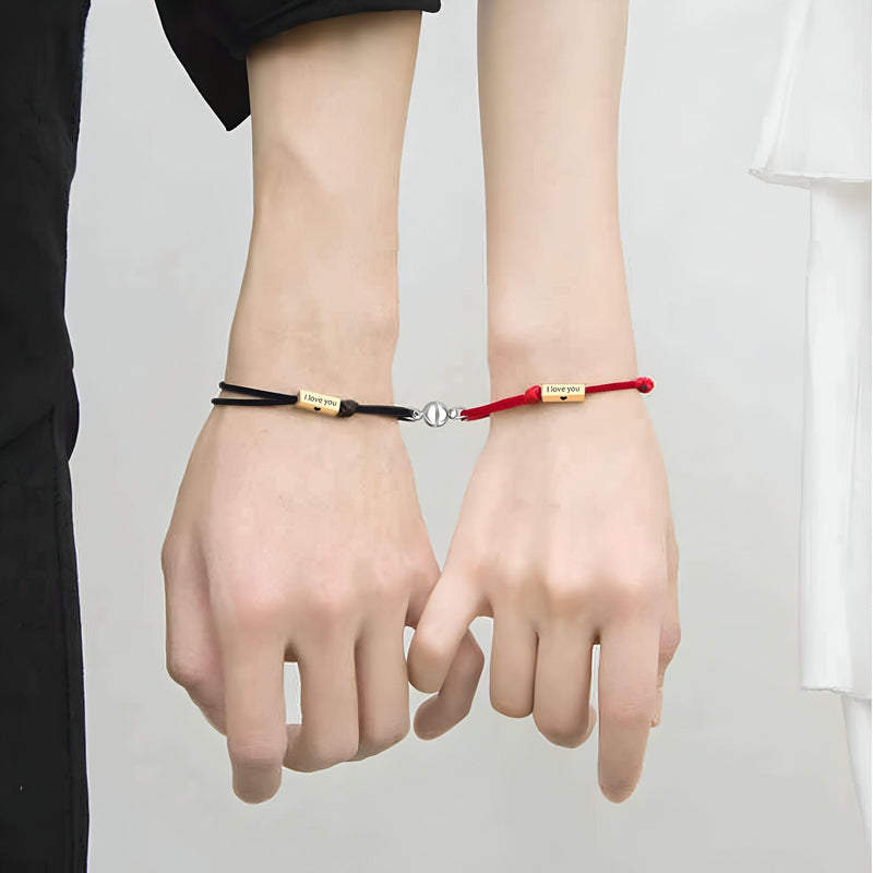 Duo de bracelets cordon noir et rouge avec plaques en acier inoxydable gravées, style couple.