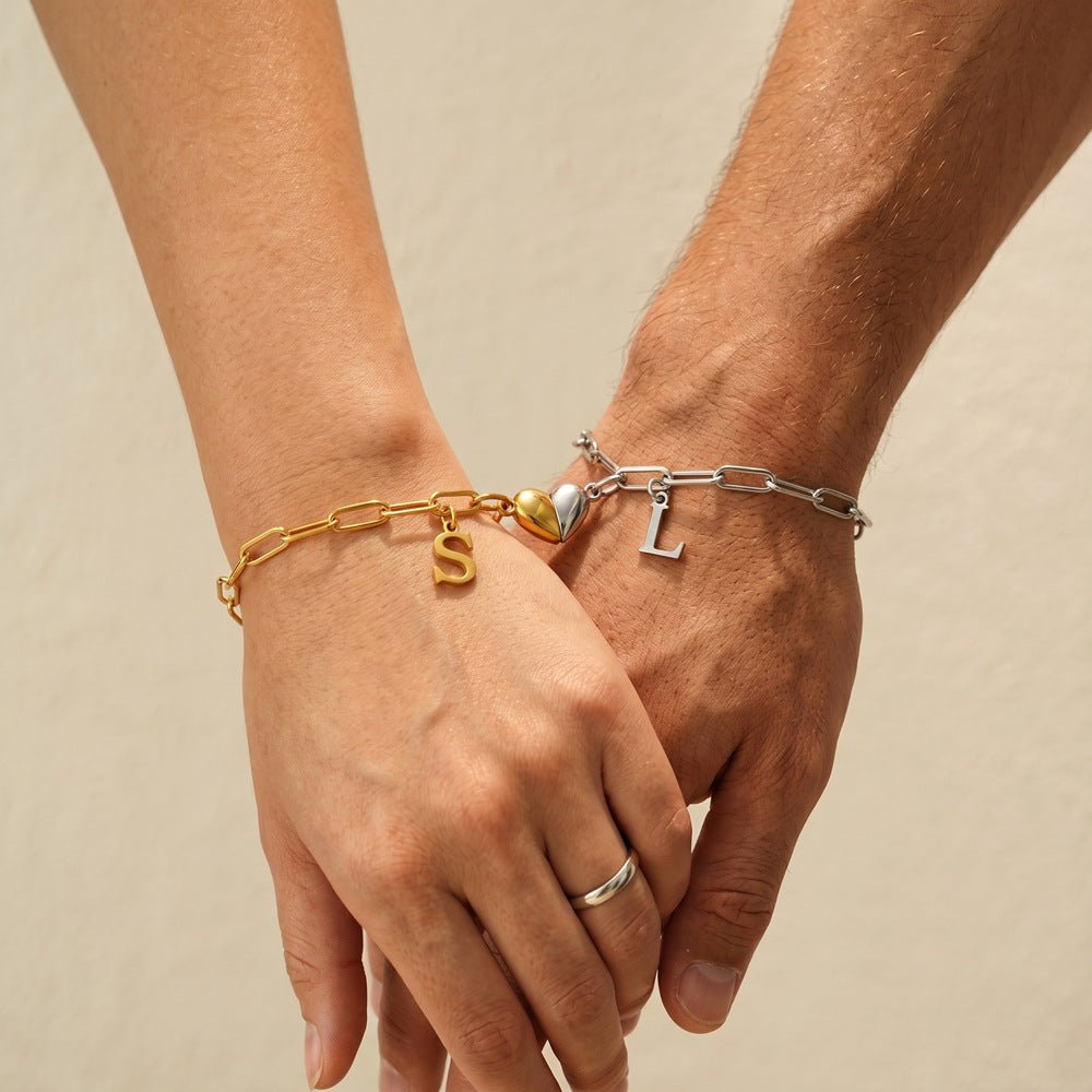 Duo de bracelets couple à maille paperclip acier inoxydable, personnalisables avec initiale, breloque cœur aimantée, taille ajustable, modèle Fondène