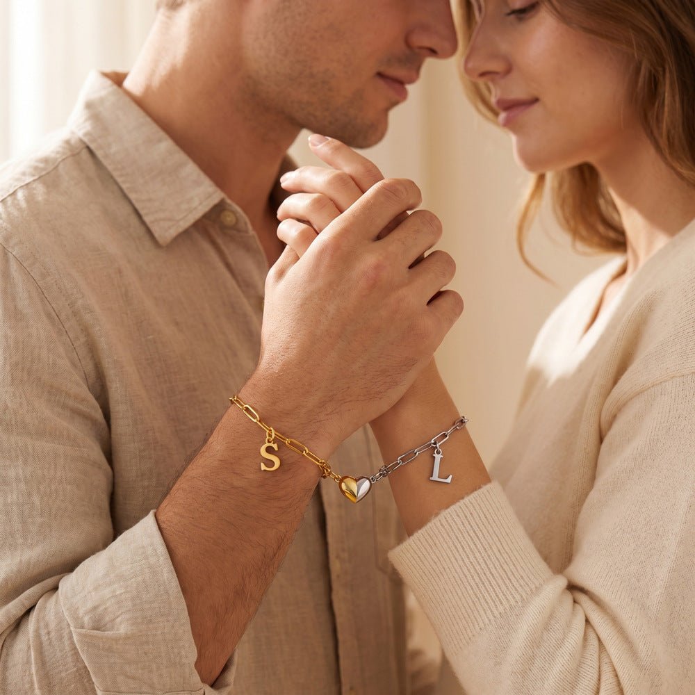 Duo de bracelets couple à maille paperclip acier inoxydable, personnalisables avec initiale, breloque cœur aimantée, taille ajustable, modèle Fondène