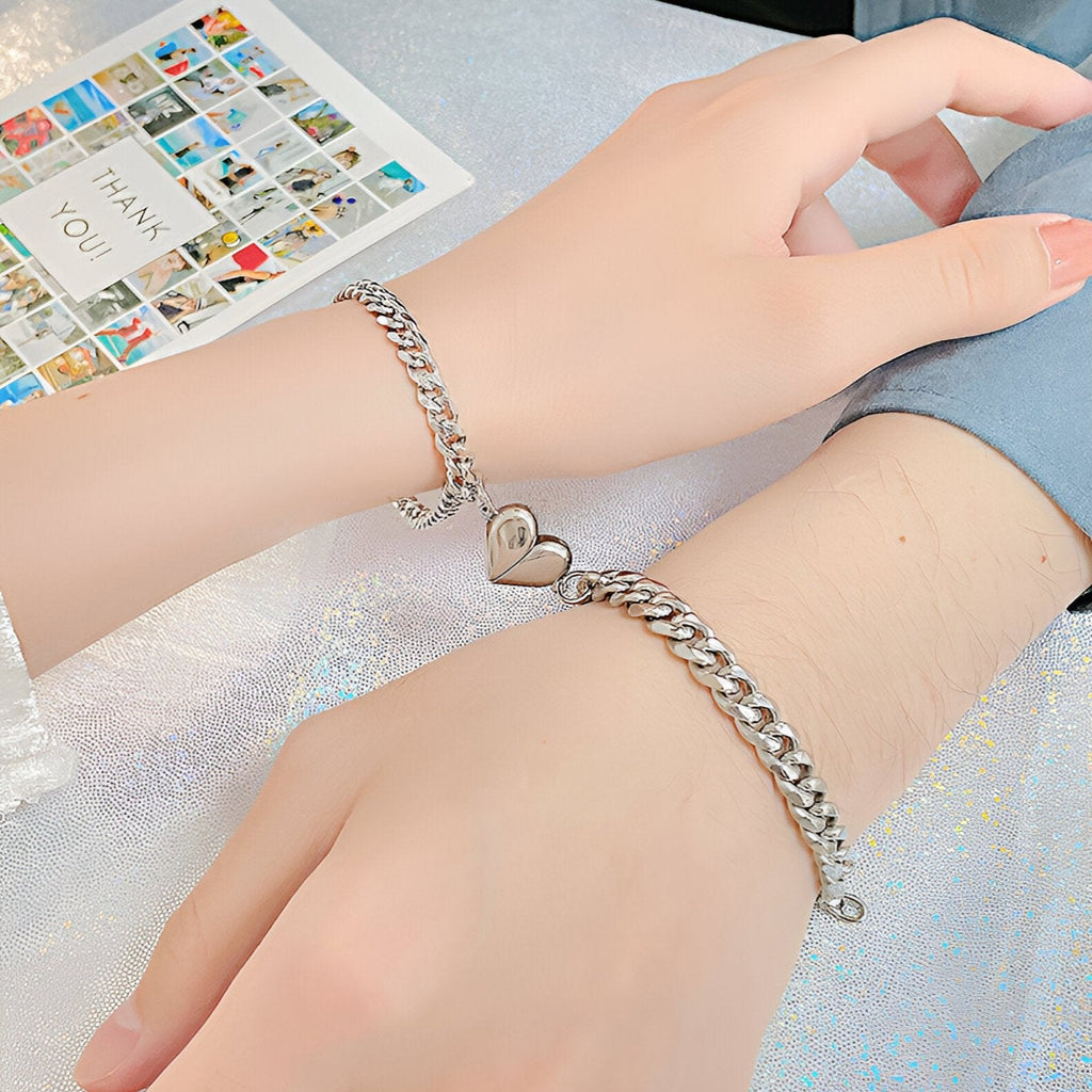 Duo de bracelets en acier inoxydable argenté avec pendentif cœur aimanté, style chaîne épaisse.