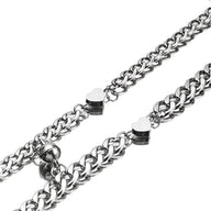Duo de bracelets en acier inoxydable argenté avec petits cœurs centraux, style chaîne épaisse.