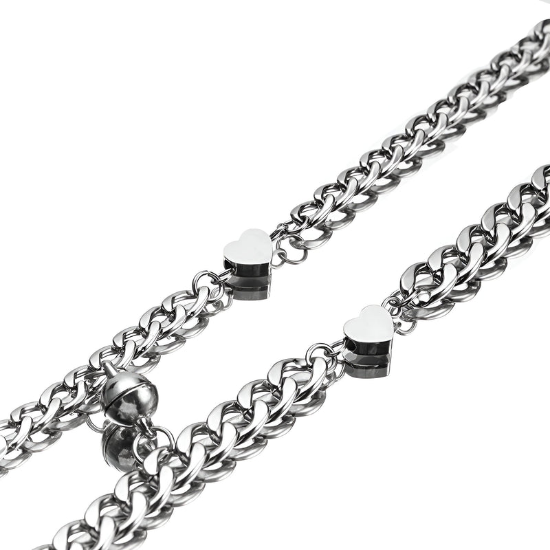 Duo de bracelets en acier inoxydable argenté avec petits cœurs centraux, style chaîne épaisse.