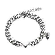 Duo de bracelets en acier inoxydable argenté avec petits cœurs, style chaîne robuste.