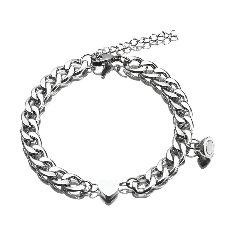 Duo de bracelets en acier inoxydable argenté avec petits cœurs, style chaîne robuste.