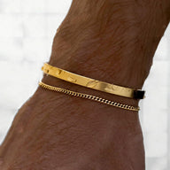 Duo de bracelets homme en acier inoxydable doré, jonc poli et fine maille serpentine.