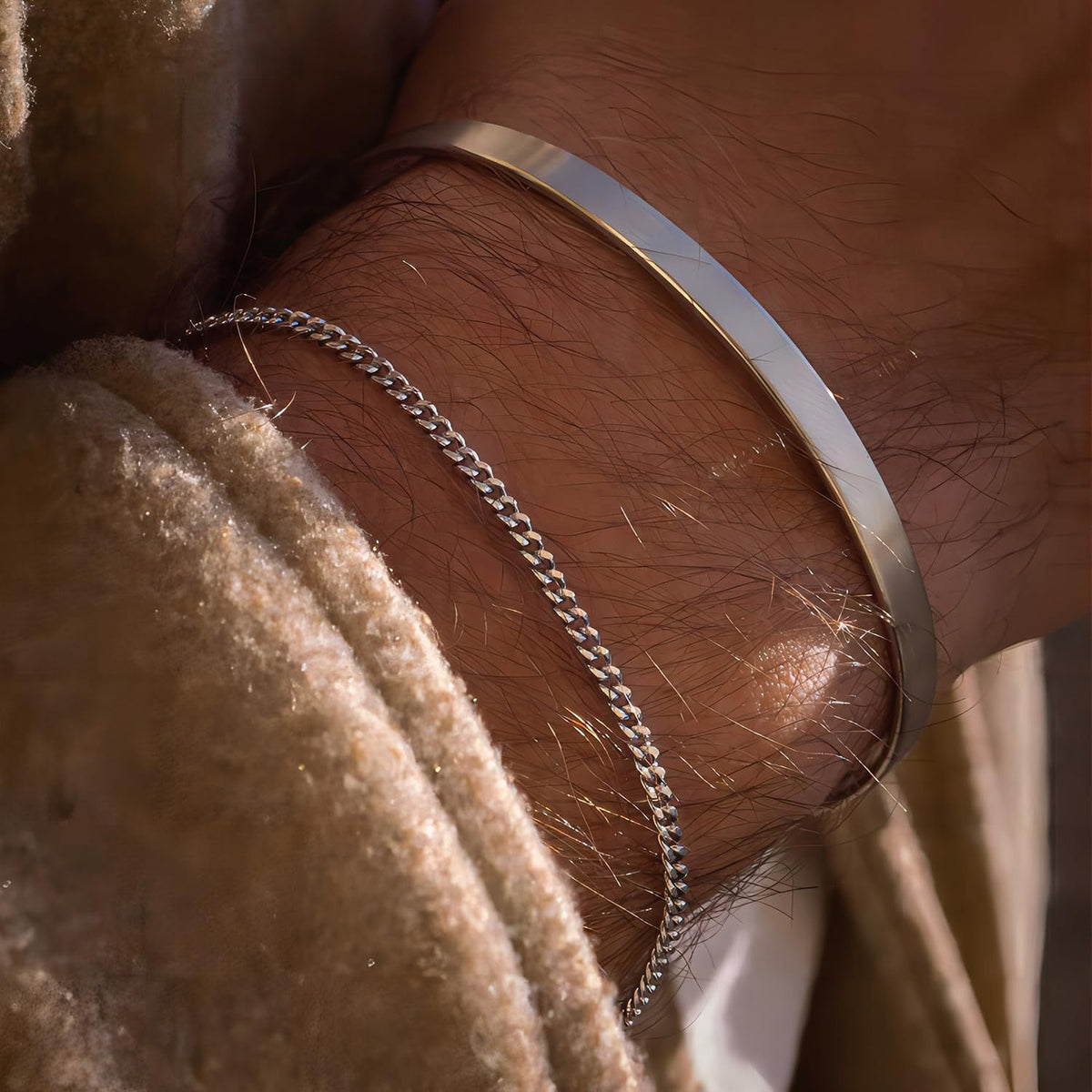 Duo de bracelets homme en acier inoxydable, jonc lisse argenté et maille fine en chaîne argentée.