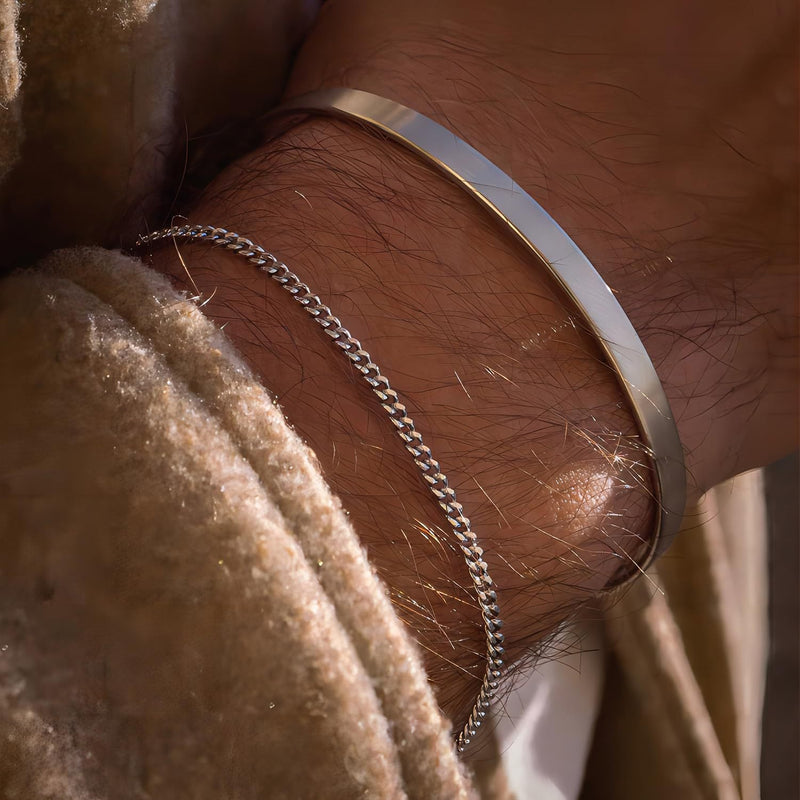 Duo de bracelets homme en acier inoxydable, jonc lisse argenté et maille fine en chaîne argentée.