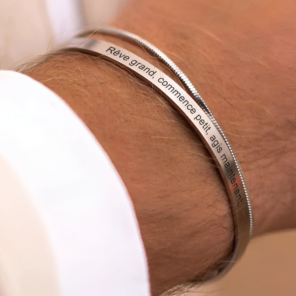 Duo de bracelets homme acier inoxydable jonc gravé "Rêve grand" et maille fine argentée.