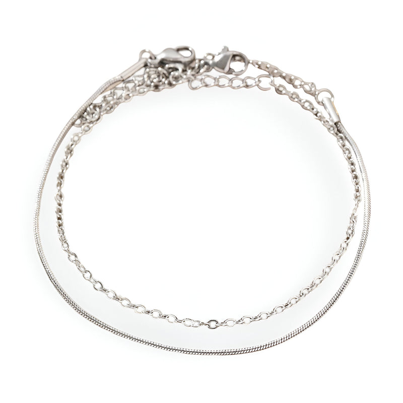 Duo de bracelets fins en acier inoxydable argenté, chaîne délicate et design lisse, fermoirs mousqueton.