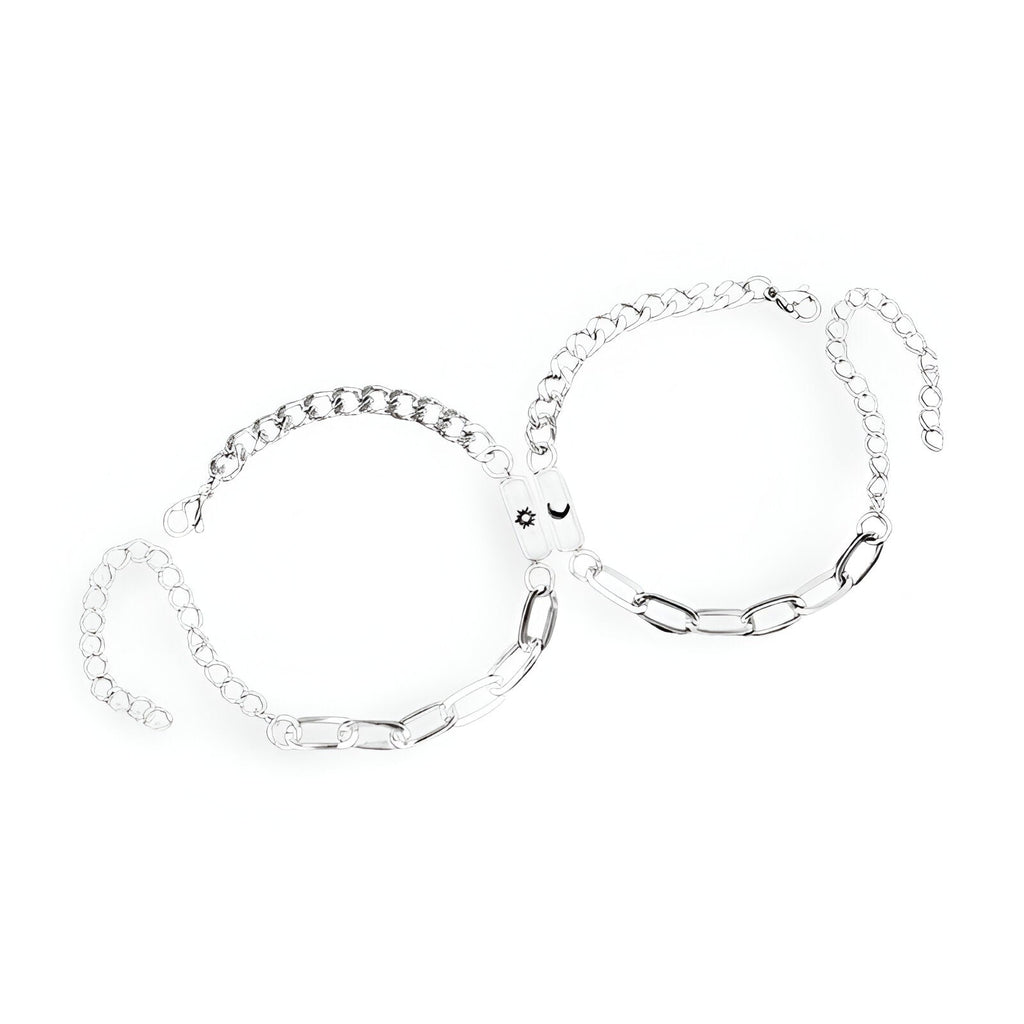 Duo de bracelets en acier inoxydable argent avec motifs soleil et lune, chaîne ajustable.