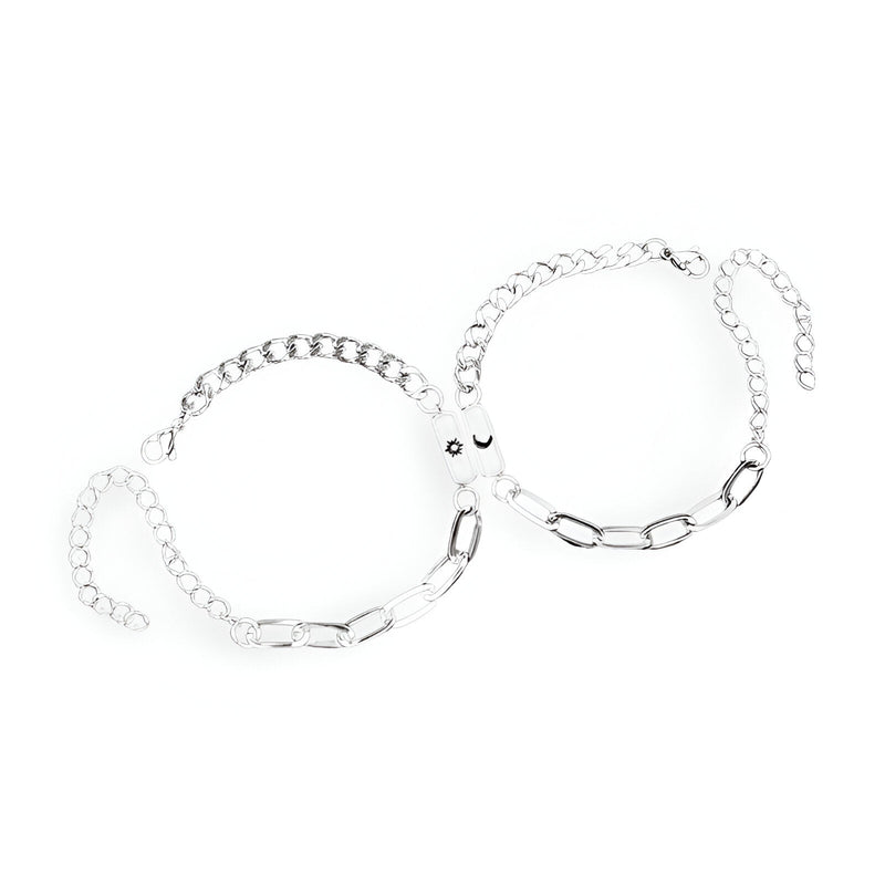 Duo de bracelets en acier inoxydable argent avec motifs soleil et lune, chaîne ajustable.