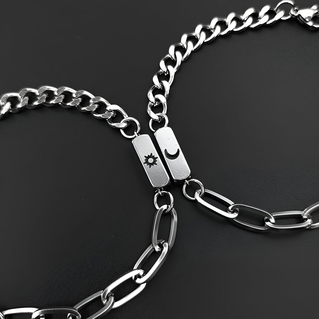 Duo de bracelets en acier inoxydable argenté avec pendentifs soleil et lune gravés, mailles variées.