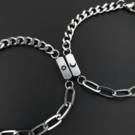 Duo de bracelets en acier inoxydable argenté avec pendentifs soleil et lune gravés, mailles variées.