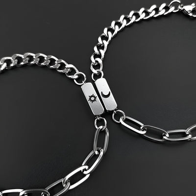 Duo de bracelets en acier inoxydable argenté avec pendentifs soleil et lune gravés, mailles variées.