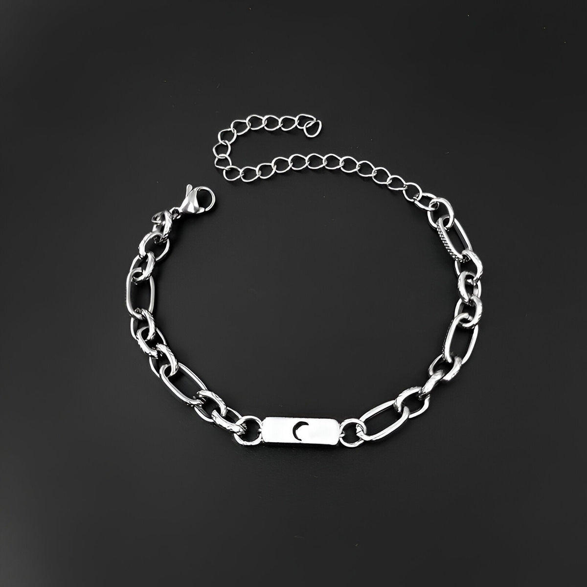 Bracelet en acier inoxydable argenté avec plaque rectangulaire gravée d'un croissant de lune, chaîne maillons ovales.