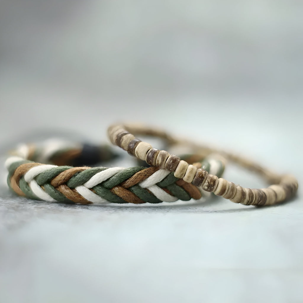 Duo de bracelets homme en bois naturel et corde tressée marron, vert et blanc, style bohème.