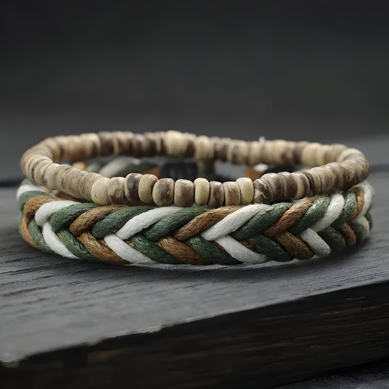 Duo de bracelets homme en bois naturel et corde tressée marron, vert et blanc, style naturel.
