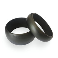 Duo de bracelets larges en bois naturel, finition lisse, tons noir et marron, forme ronde élégante.