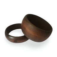 Duo de bracelets en bois naturel couleur marron, style large et fin, forme lisse et épurée.