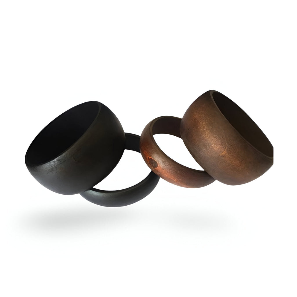 Duo de bracelets en bois naturel, design rond minimaliste, un noir et un marron.