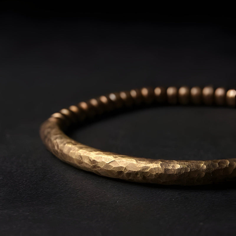 Duo de bracelets pour femme en oeil de tigre marron et cuivre martelé doré, modèle Zola.