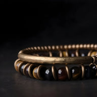 Duo de bracelets femme en cuivre martelé et perles œil de tigre brun brillant sur fil élastique.