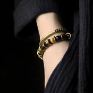 Duo de bracelets femme en pierres œil de tigre marron et métal cuivre doré, style élégant et moderne.