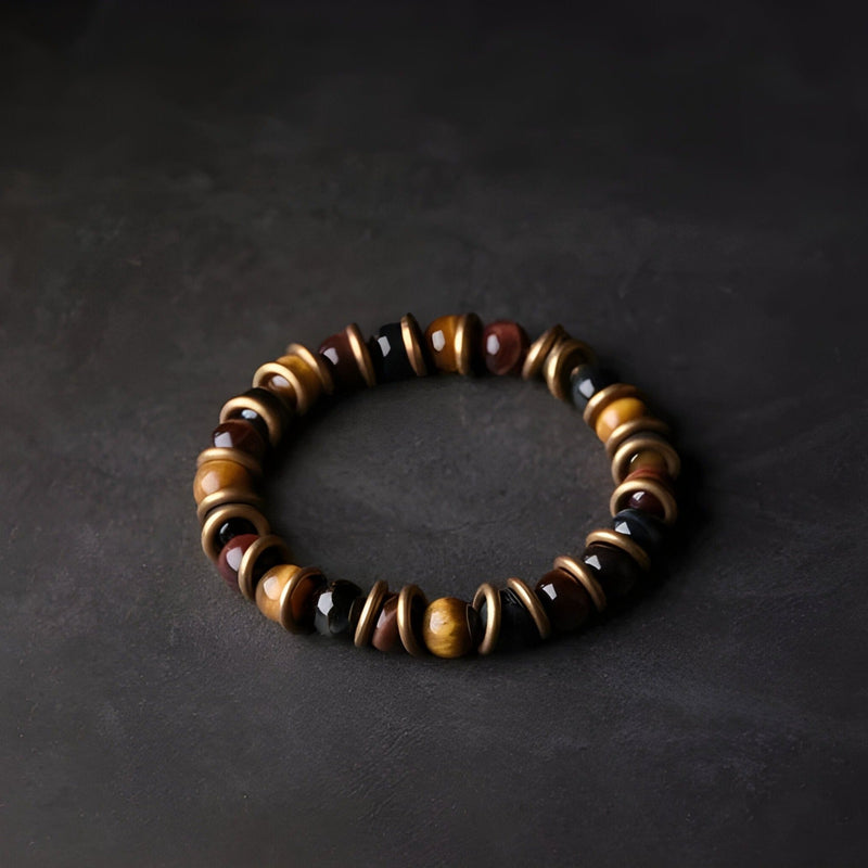 Bracelet femme en pierres œil de tigre marron et accents en cuivre, style perles rondes.