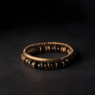 Duo de bracelets femme en perles d’œil de tigre marron et tube de cuivre lisse.