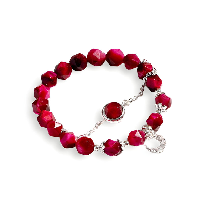 Bracelet femme en perles facettées rouge œil de tigre avec détails argentés et fermoir circulaire.