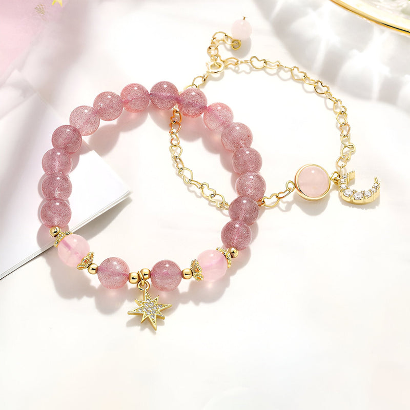 Duo de bracelets rose en pierres de cristal avec étoiles et lune dorées, modèle Astrée pour femme.