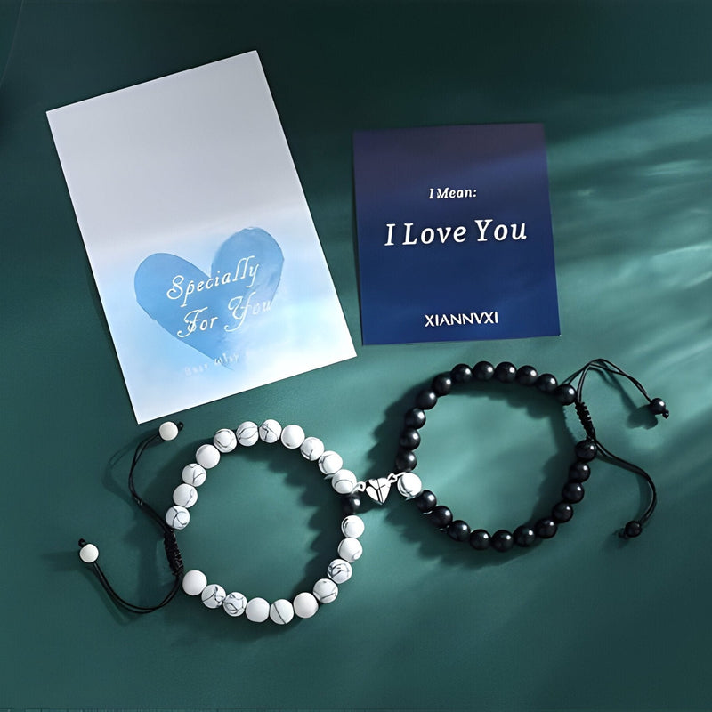 Duo de bracelets perles agate noire et turquoise blanche avec cœur aimanté sur cordon noir réglable.