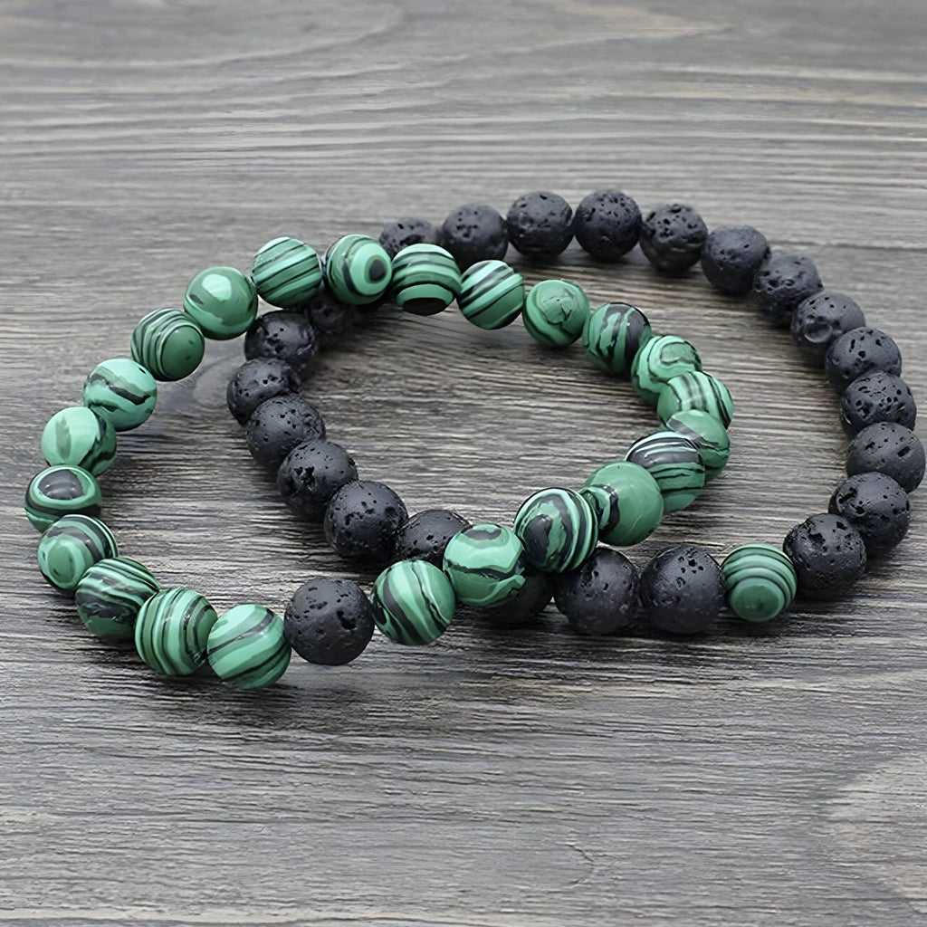 Duo de bracelets mixte en pierres naturelles, malachite verte et pierres de lave noires, style superposé.