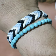 Duo de bracelets homme avec perles turquoises et corde tressée bleu, blanc et noir.