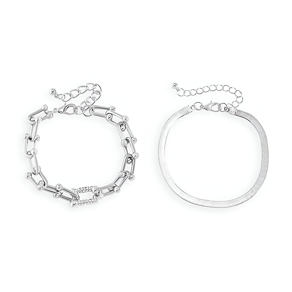 Duo de bracelets mousqueton en acier inoxydable argenté, un à maillons carrés et un lisse.
