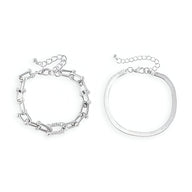 Duo de bracelets mousqueton en acier inoxydable argenté, un à maillons carrés et un lisse.