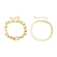 Duo de bracelets mousqueton dorés en acier inoxydable, lisse et chaîne à maillons rectangulaires, fermoir ajustable.