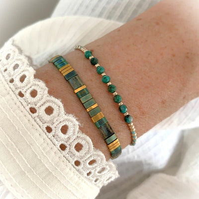 Duo de bracelets cordon ajustable, perles turquoise et dorées, style bohème chic et naturel.