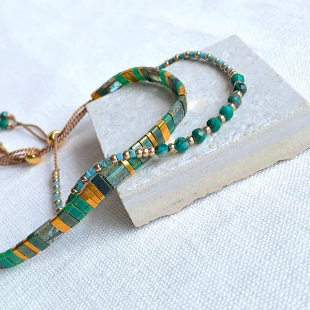 Duo de bracelets cordon beige et perles turquoise avec accents dorés, style bohème chic, modèle Issei.