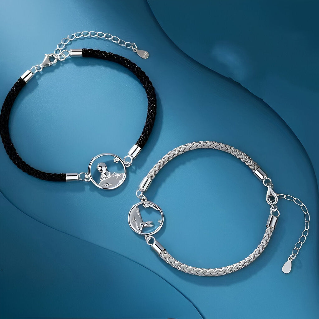Duo de bracelets mixte plaqué argent, cordon noir tressé et gris, motifs Petit Prince gravés.