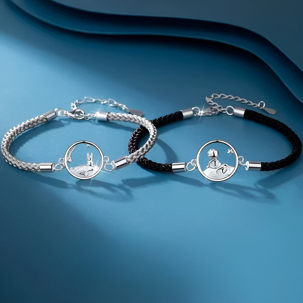 Duo de bracelets mixtes plaqué argent avec cordon gris clair et noir et médaillons Le Petit Prince.