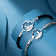 Duo de bracelets plaqué argent sterling avec pendentif Petit Prince, cordons tressés gris et noir.