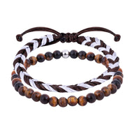 Duo de bracelets pour homme, l’un en perles naturelles marron et noire, l’autre en fil ciré tressé blanc et marron, fermoir.